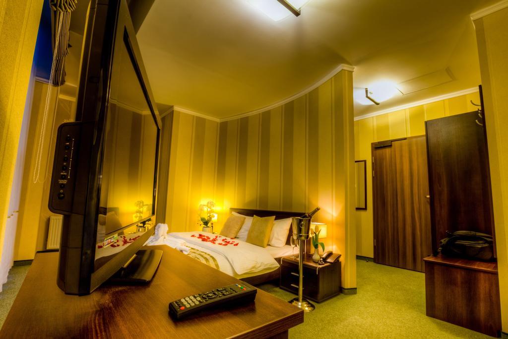Aviator Hotel Restauracja & Spa Пабьянице Экстерьер фото